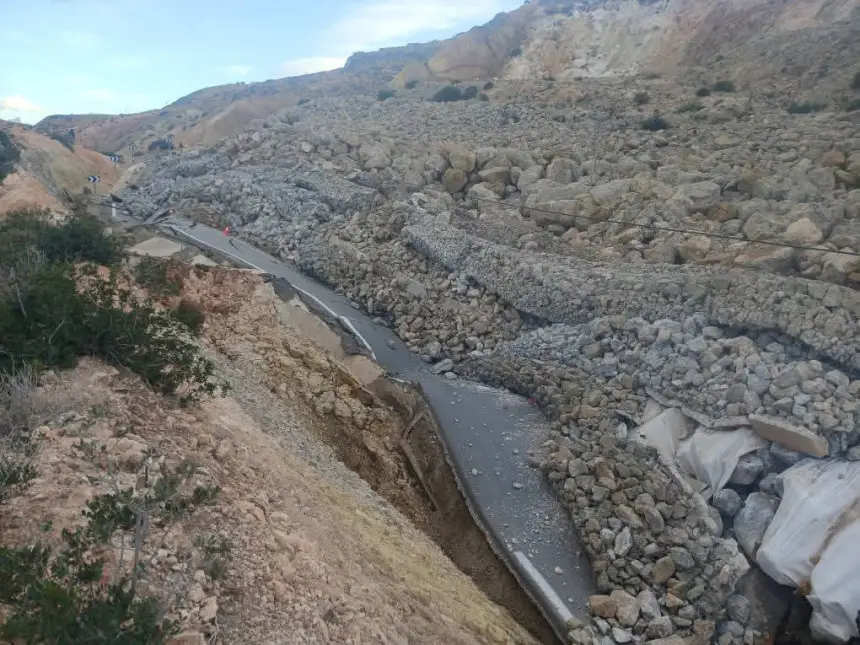 كأنه زلزال.. انهيار صخري يعطل حركة المرور بين تطوان والحسيمة (صور)